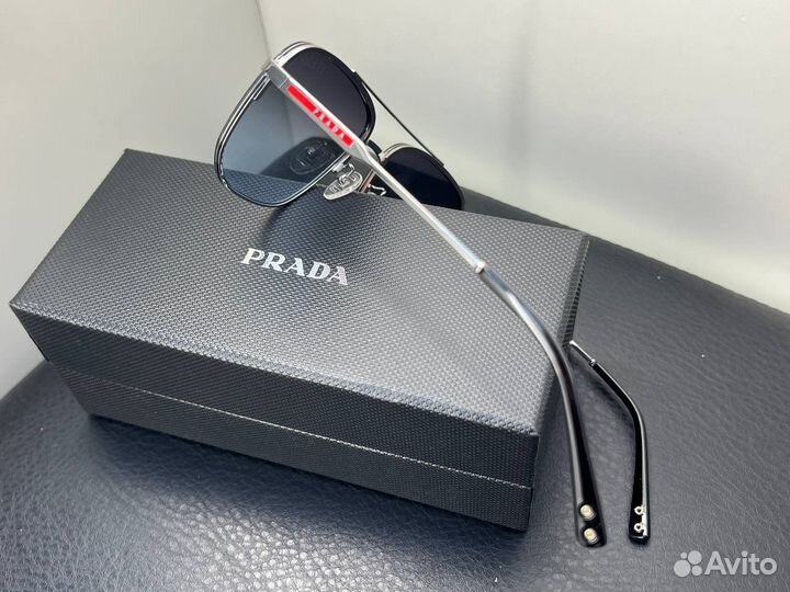 Солнцезащитные очки prada