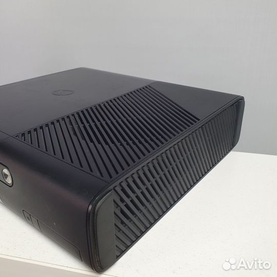 Xbox 360 E 250GB с диском Condemned