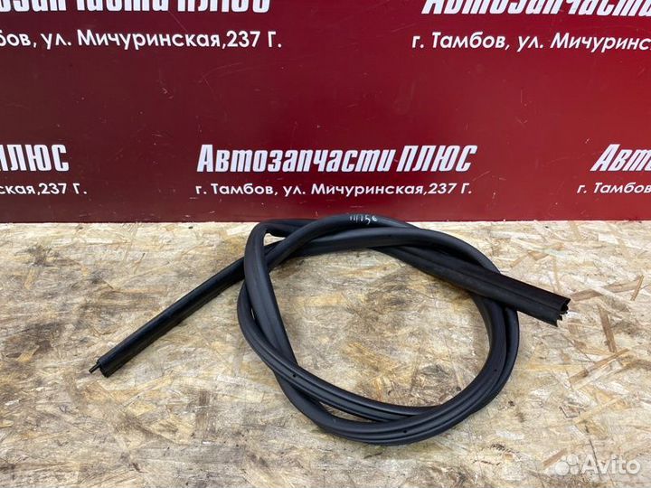 Уплотнитель двери передний правый Renault Duster