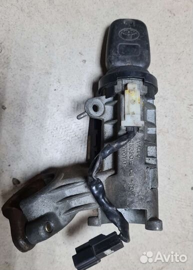 Замок зажигания Toyota avensis t220