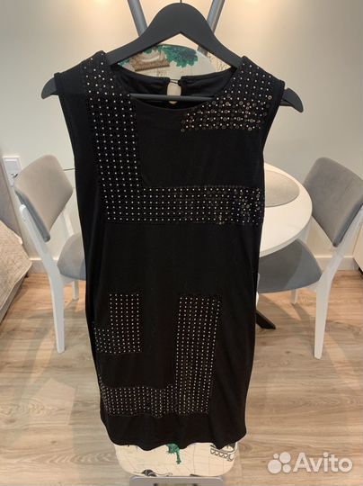Черное платье с пайетками