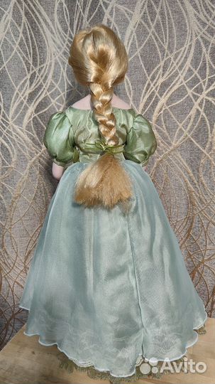 Кукла фарфоровая