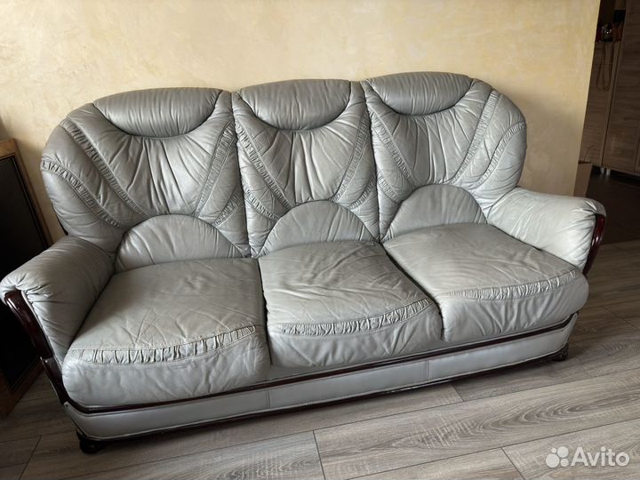 Кожаный диван