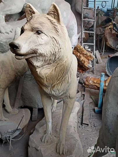 Скульптуры волк и волчица