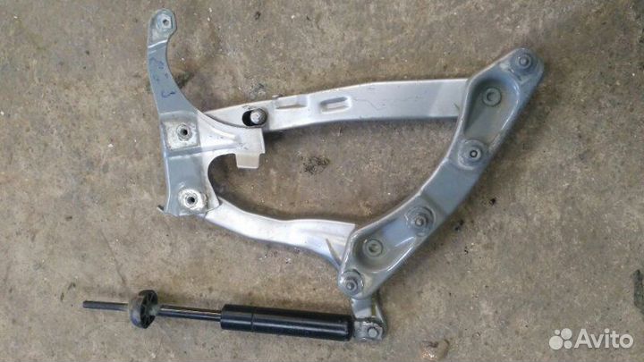 Петля капота передняя правая Mercedes-Benz C-Class