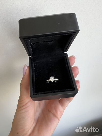 Золотое кольцо с бриллиантом