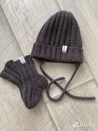 Шапка и носочки вязаные