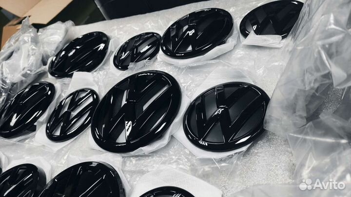 Эмблема Volkswagen чёрные решётка