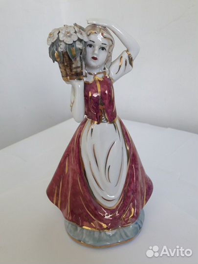 Статуэтка девушка с корзинкой цветов Кисловодский