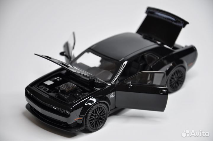 Модель автомобиля Dodge Challenger SRT металл