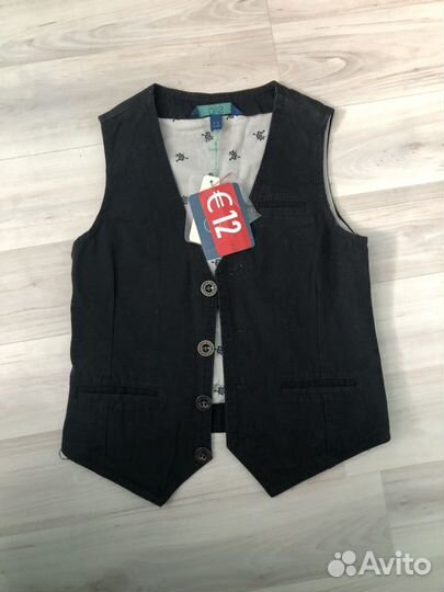 Жилетка костюмная на 3-4 года