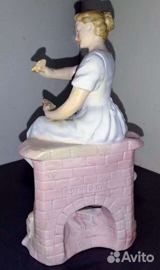 Фарфоровая Статуэтка