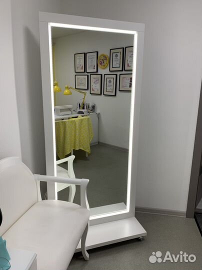 Зеркало с подсветкой в полный рост