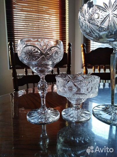 Ваза для фруктов на ножке