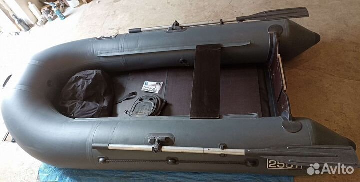 Лодка пеликан 255т