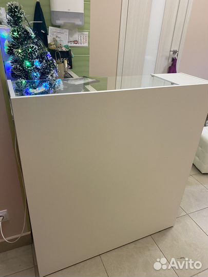 Стойка стелаж администратора для салона студии