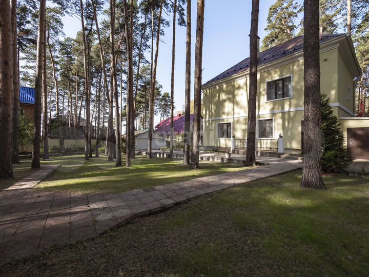 Коттедж 284 м² на участке 15 сот.