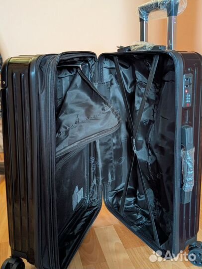 Чемодан среднего размера