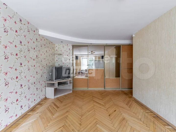 2-к. квартира, 57 м², 1/9 эт.