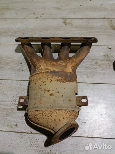 Выпускной коллектор с катализатором на двигатели с