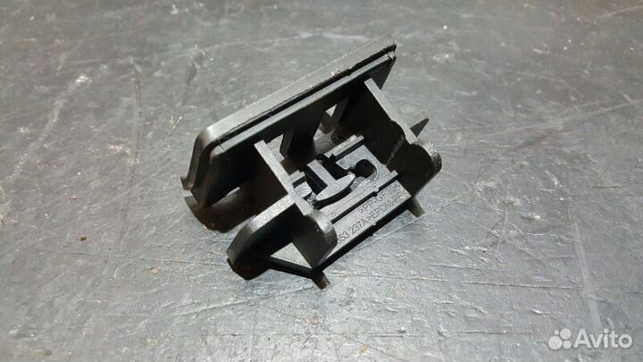 Кронштейн боковой накладки левый Porsche Cayenne