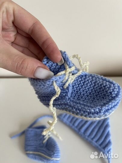 Шапочка и пинетки для новорождённого (вязаные)