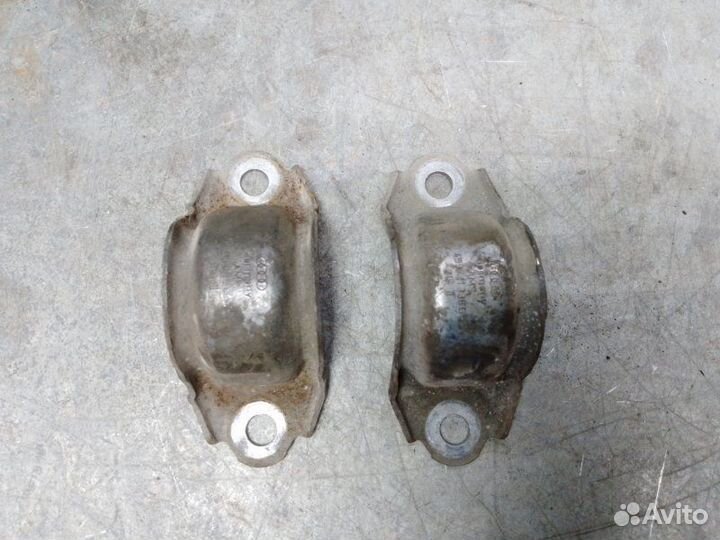 Кронштейн крепления переднего стабилизатора Audi