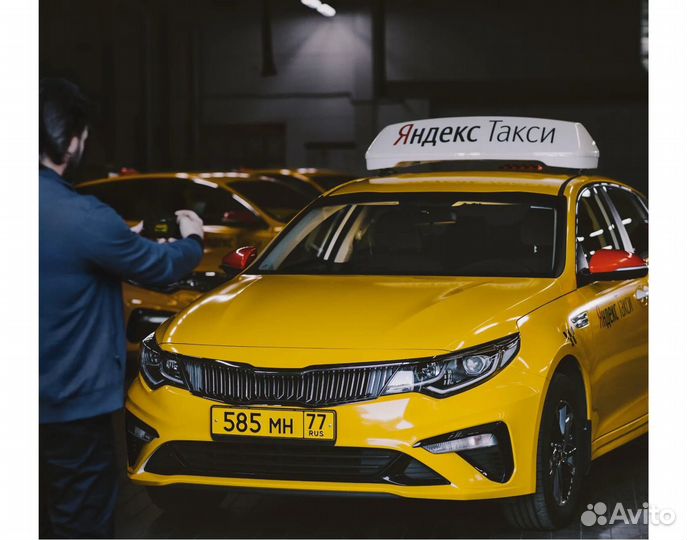 Женский водитель, работа на личном авто