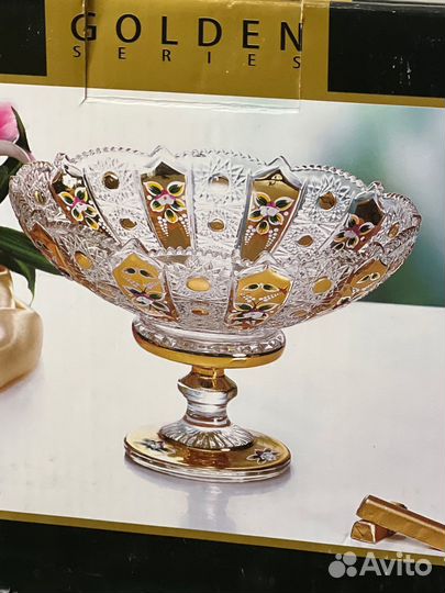 Ваза для фруктов на ножке