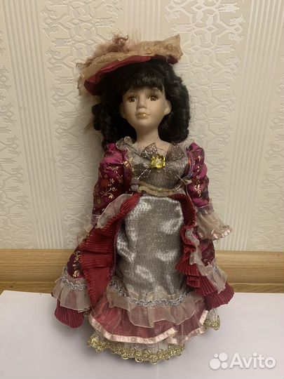 Кукла фарфоровая