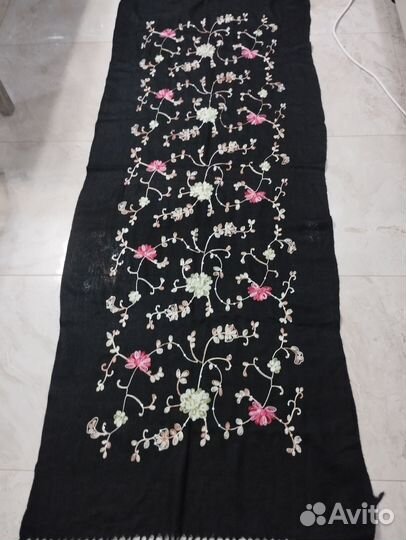 Красивый шарф из тонкой шерсти с ручной вышивкой