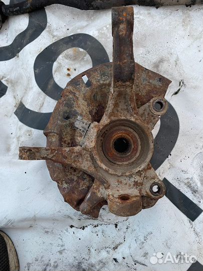 Хендай солярис 1 поворотный кулак левый