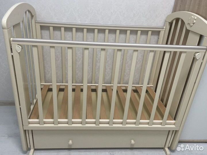 Детская кроватка с поперечным маятником и ящиком