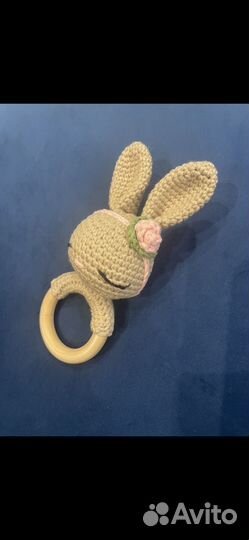 Погремушки и пинетки для малышей