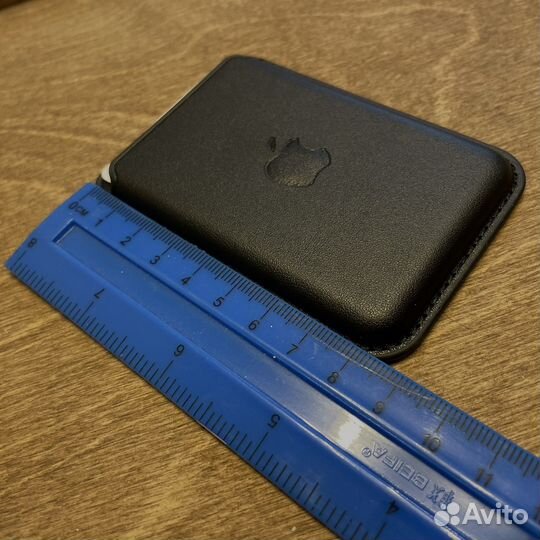 Магнитный чехол-картхолдер на iPhone