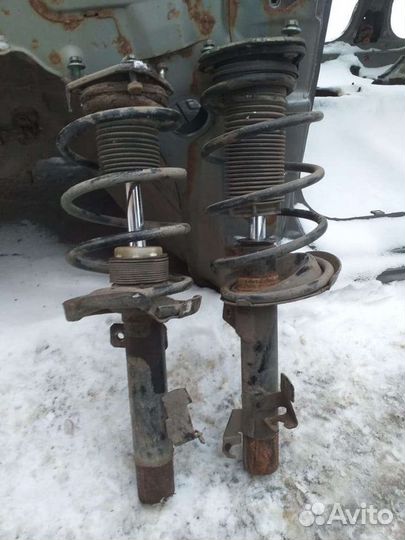 Передние стойки Мазда 3 вк 1.6 МКПП 08г