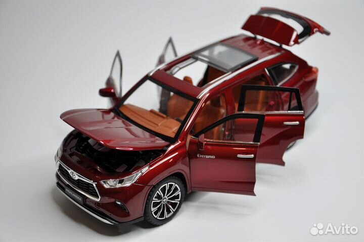 Модель автомобиля Toyota Highlander Hybrid металл