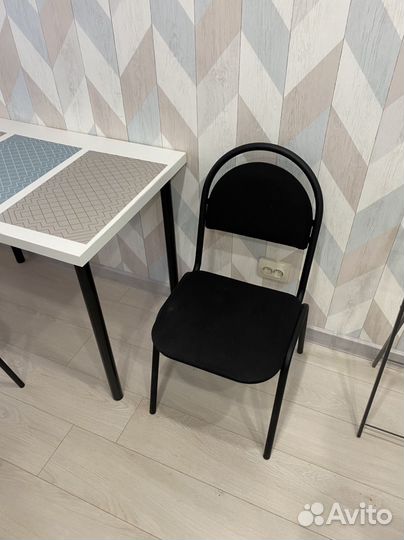 Стол со стульями