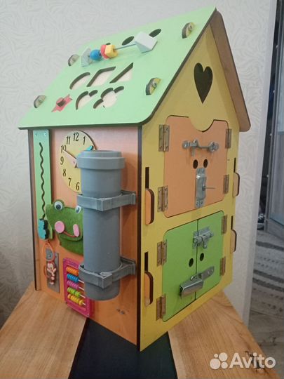 Домик кукольный бизиборд