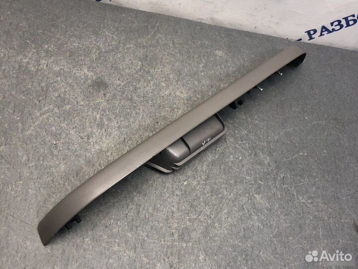 Накладка обшивки передняя левая Nissan Cube