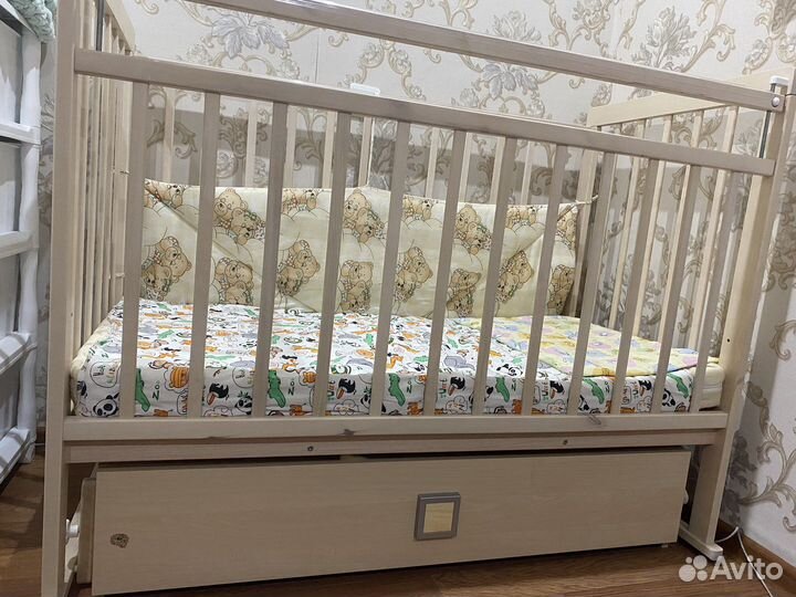 Детская кроватка с маятником и комодом