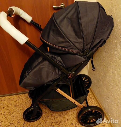 Новая прогулочная коляска с перекидной ручкой