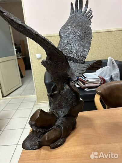 Бронзовая статуэтка орла