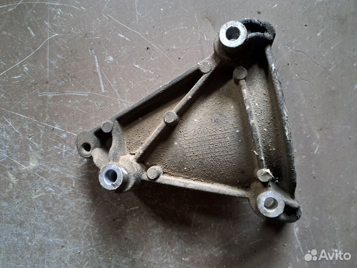 Кронштейн компрессора кондиционера Audi A6 C6