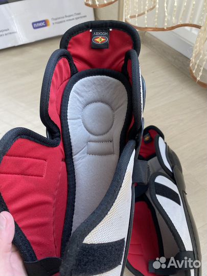 Хоккейная экипировка (наплечник, наколенники)