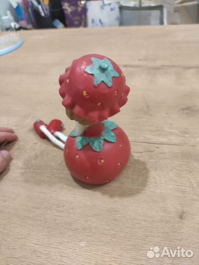 Кукла-фигурка со свисающими ногами