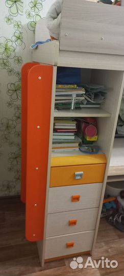 Детская кровать чердак со столом и шкафом