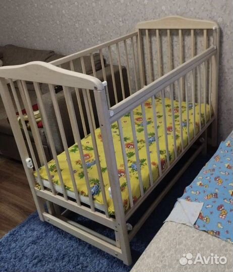 Детская кроватка с маятником