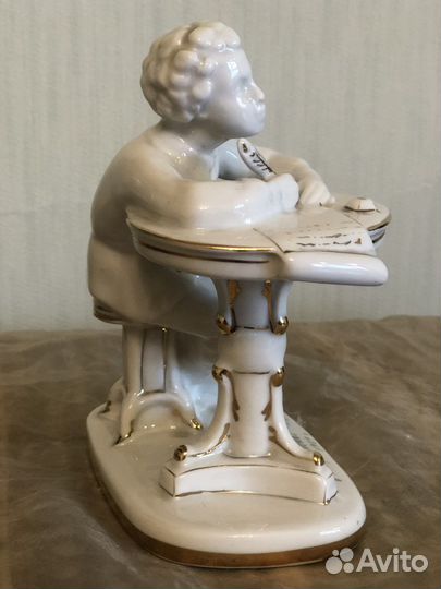 Статуэтка юный пушкин за столом лфз