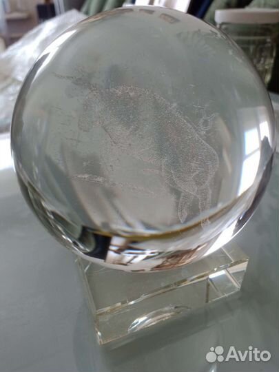 Шар с золотом тельцом на подставке